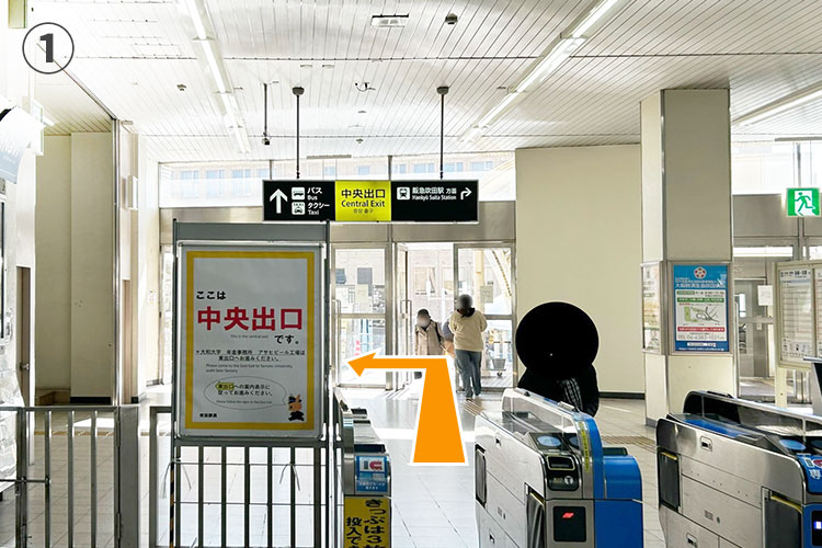 JR吹田駅中央改札を出て左に進みます