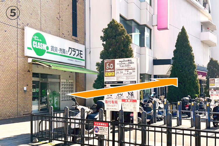 イオンの前を通過します