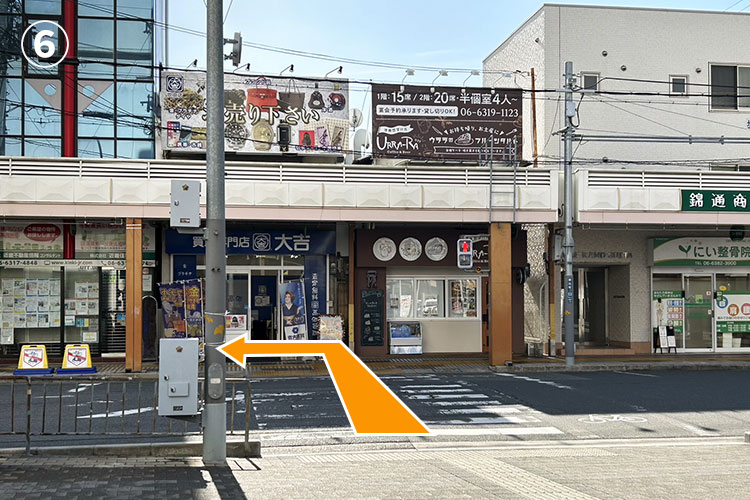 商店街の方向に向かう横断歩道を渡って左に進みます