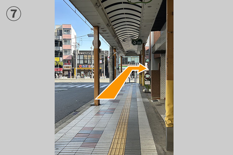 越智眼科の前を進み、コーヒーショップ三番館の入っているマンションの角を右に進みます