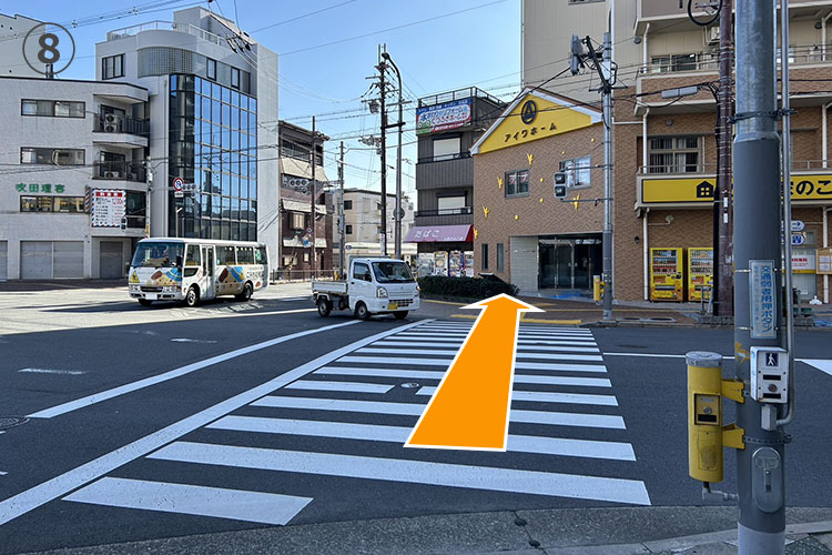焼肉深山やインド&ネパール料理パプリカの前を進んでアイワホームの方向に横断歩道を渡ります